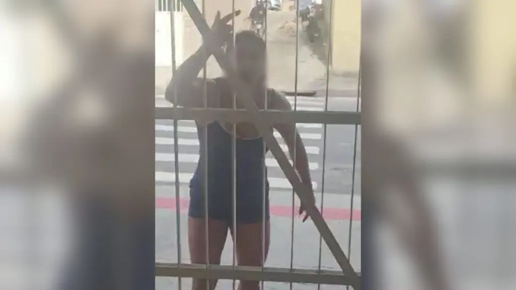 Mulher se irrita com barulho de escola em Barcelona e tenta resolver na base do ‘diálogo’