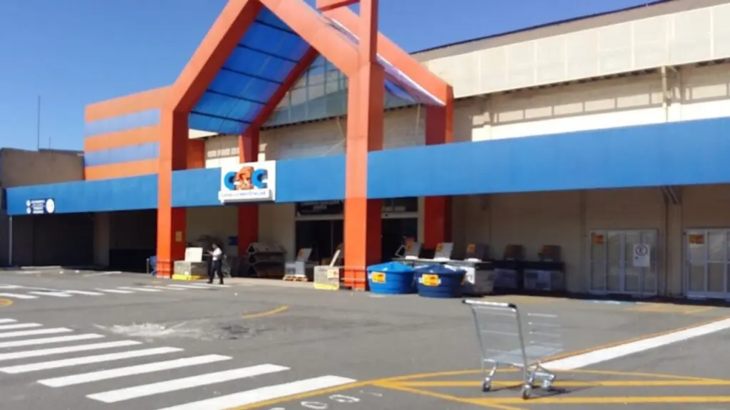 Loja Casa e Construção conta com 15 oportunidades de emprego para moradores de Serra Foto externa da Loja C&C