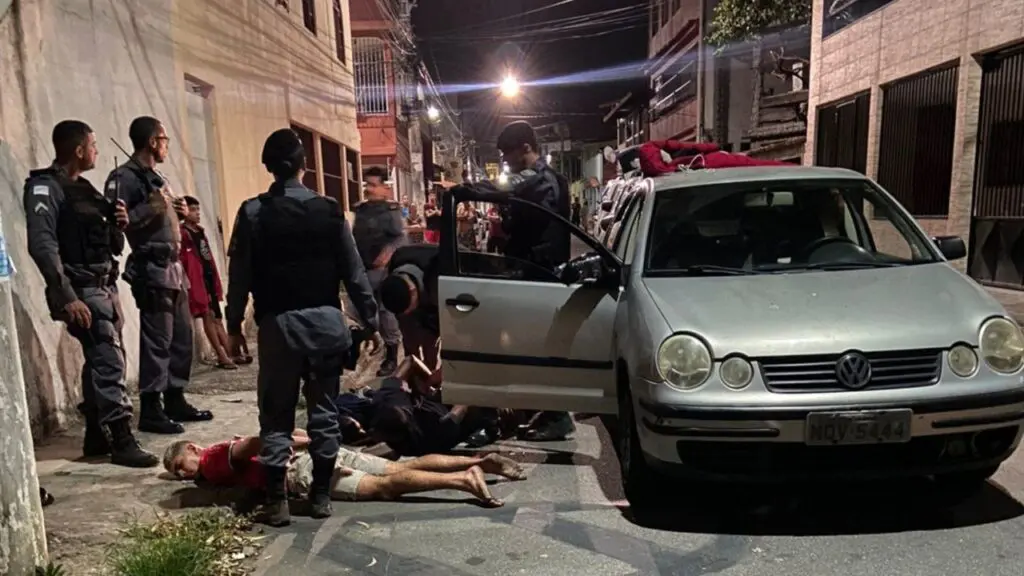 PM prende criminosos fazendo arrastão acompanhados de criança de 11 anos na Serra