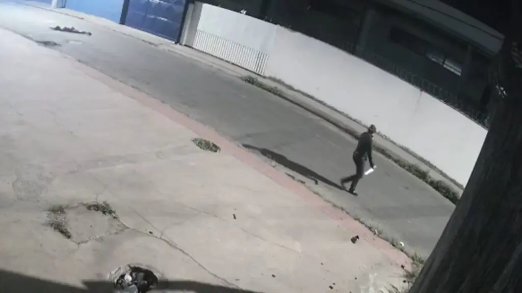 Vídeos: câmeras de segurança flagram transexual sendo esfaqueada em Jardim Limoeiro
