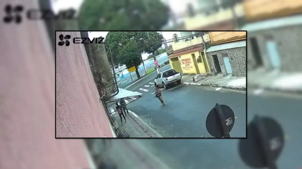 Vídeo: casal ousado assalta mulher em frente à unidade da PM em Hélio de Ferraz