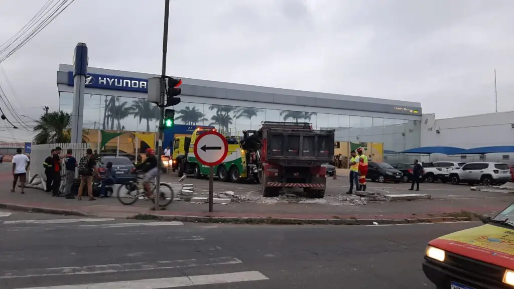 Motorista perde controle de caminhão e vai levando tudo pela frente na BR-101, na Serra