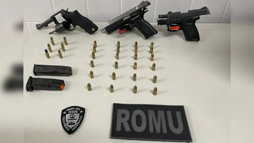 ROMU recebe denúncia e prende dois sujeitos armados em posto de gasolina em Carapina