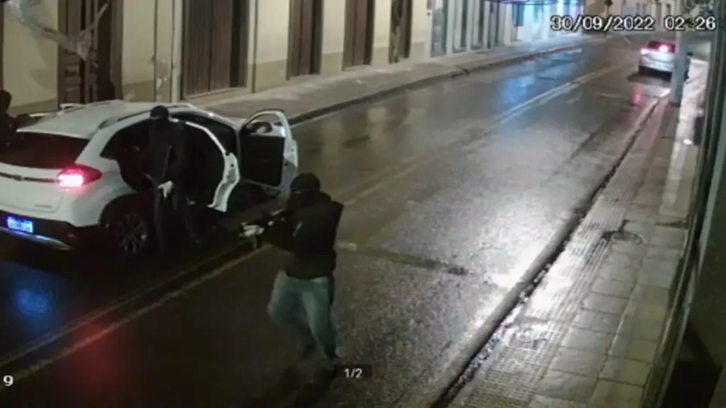 Grupo de criminosos armados com fuzis e granadas rouba três agências bancárias em Santa Leopoldina