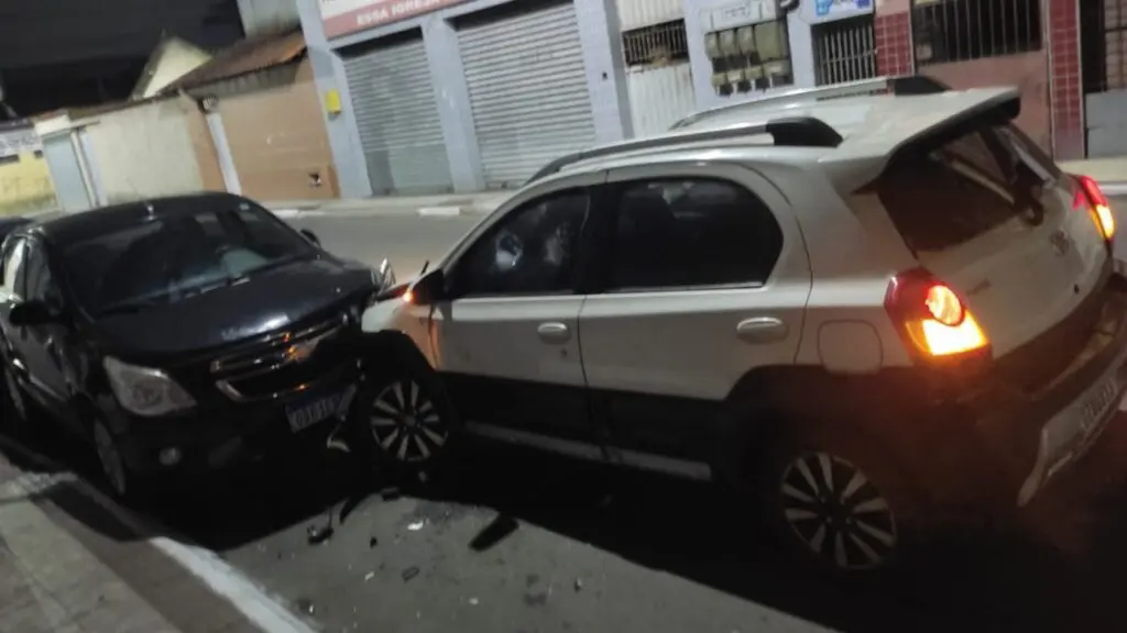 Marido larga o aço na esposa, atinge um “envolvido” e acaba baleado na Serra