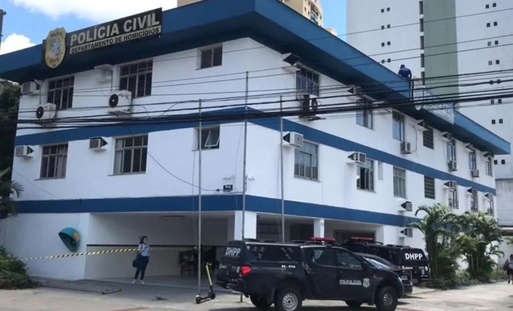 Polícia Civil prende dois “Estudantes” em flagrante após assaltarem uma mulher em Vitória