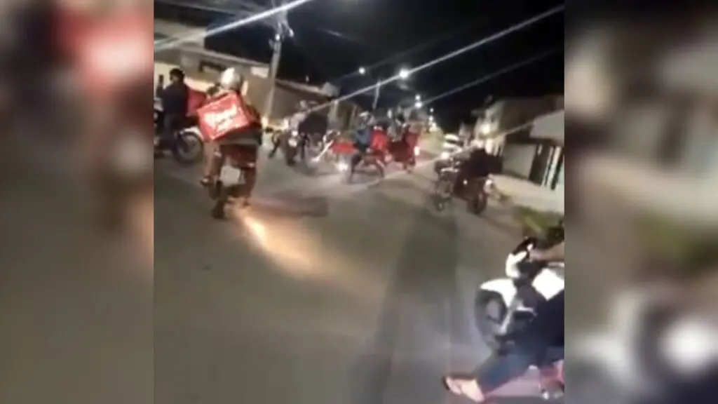 Vídeo: motoboys fazem protesto em frente à casa de cliente após ter sido acusado de ameaçar entregador em Serra Dourada I