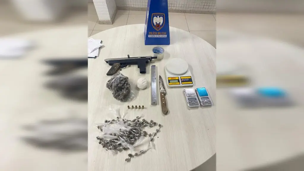 Polícia Militar recebe denúncia anônima e apreende drogas e submetralhadora em Cariacica