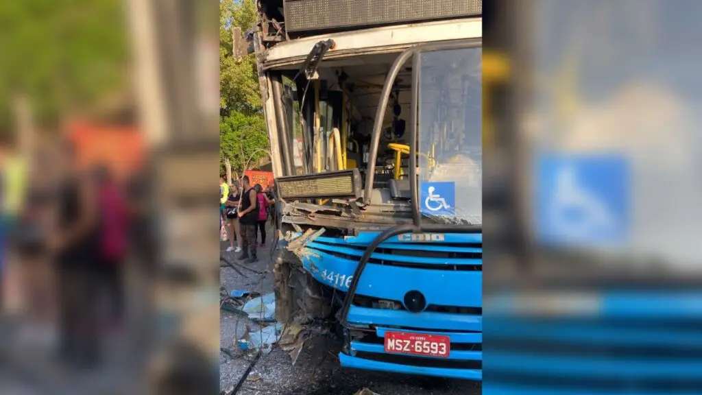 Vídeo: acidente entre dois ônibus deixa passageiros assustados em Chácara Parreiral