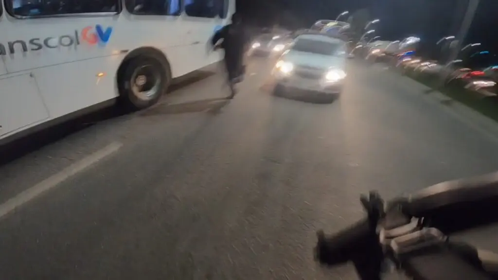 Vídeo: Guarda Civil Municipal impede PCV de incendiar ônibus em Carapina