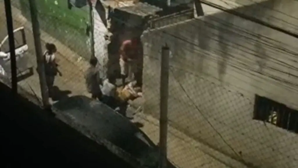 Vídeo: imagens flagram corpo de gerente do tráfico sendo desovado no meio da rua em Vitória