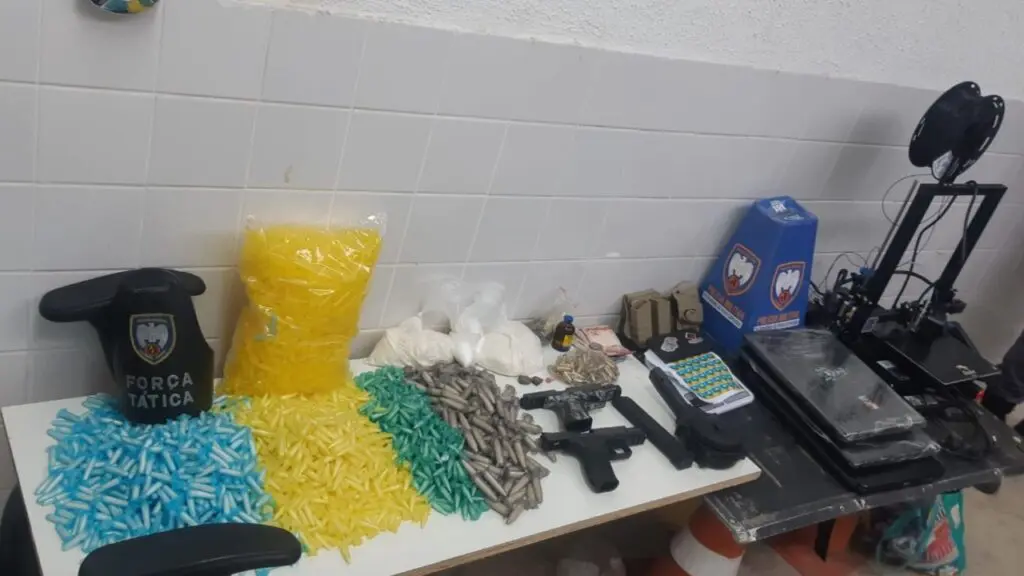 Força Tática prende líderes do tráfico de Planalto Serrano escondidos em apartamento chapado de flagrantes