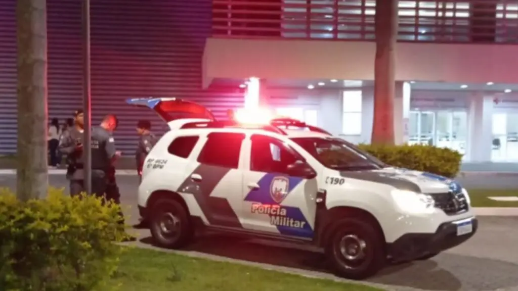 Vigilante troca tiros com “queimados” em estacionamento de hospital na Serra