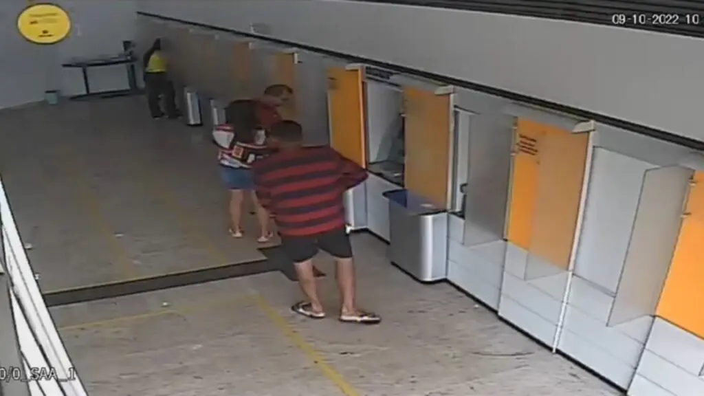 Vídeo: troca de tiros frenética entre assaltante e empresário em agência bancária na Serra