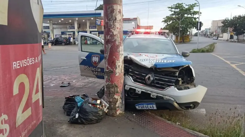 Motorista com o modo “Fábio Assunção” ativado, invade contramão e bate em viatura da PM na Serra