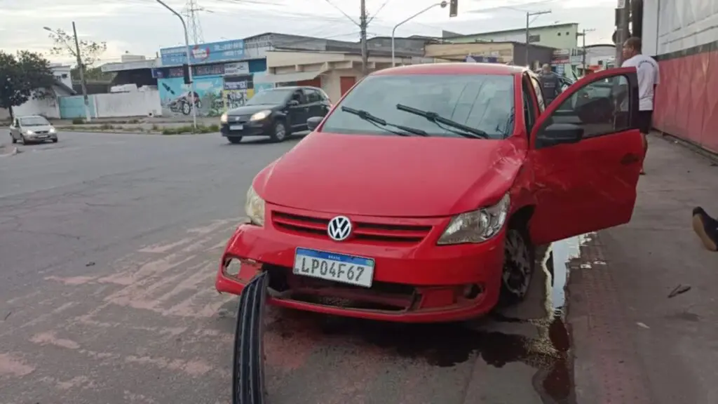 Motorista como o modo assunção ativado, entrou na contramão e bateu na viatura da PM em Jardim Limoeiro
