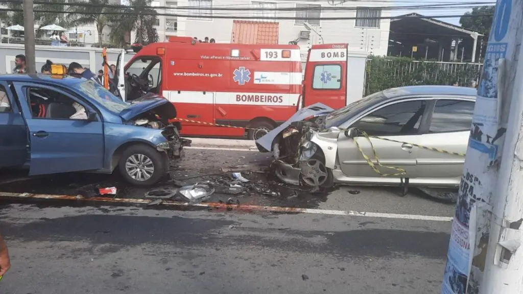 Grave acidente: colisão frontal entre dois veículos deixa feridos em Jardim Limoeiro