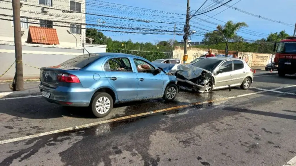 Batida frontal entre dois veículos deixa feridos em Jardim Limoeiro