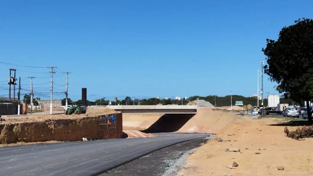 Homem é encontrado caído no canteiro de obras da rotatória na Serra