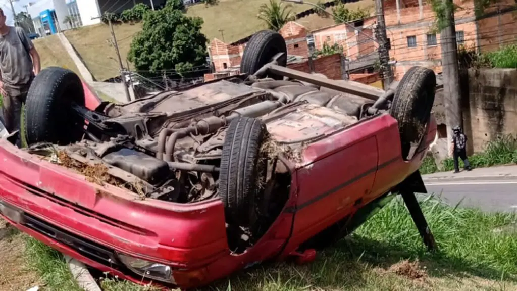 Motorista alcoolizado provoca acidente e capota veículo na BR-101, na Serra