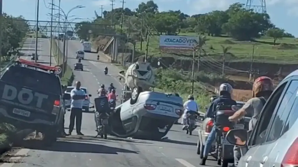 BR-101: grave acidente entre dois veículos resulta em capotamento na Serra