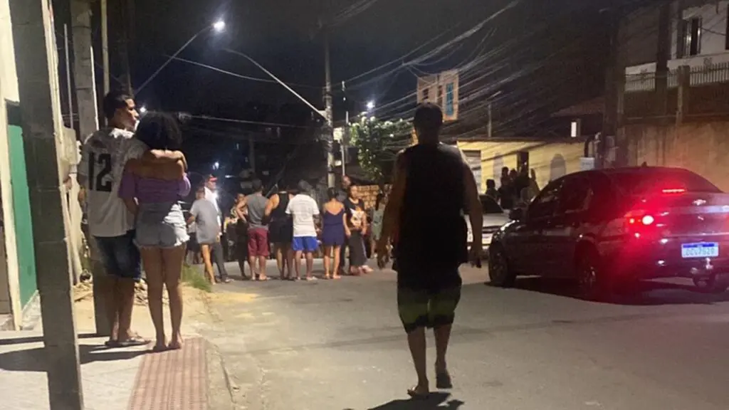 Homem tem a cabeça fuzilada no meio da rua no bairro Vila Nova de Colares