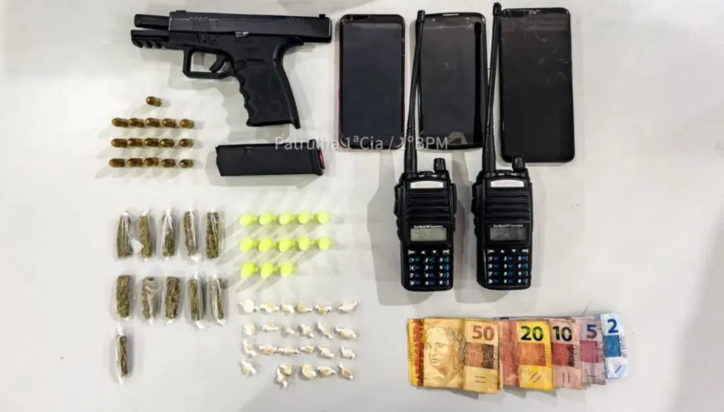 Polícia Militar arrocha biqueira e detém sujeitos armados em Vitória