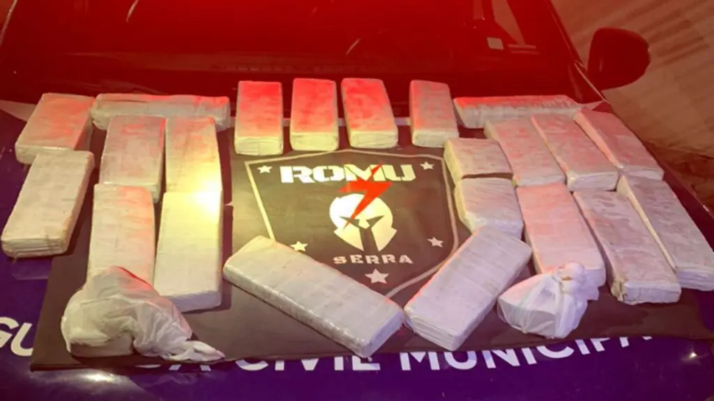 Tablets de maconha sob capo de viatura