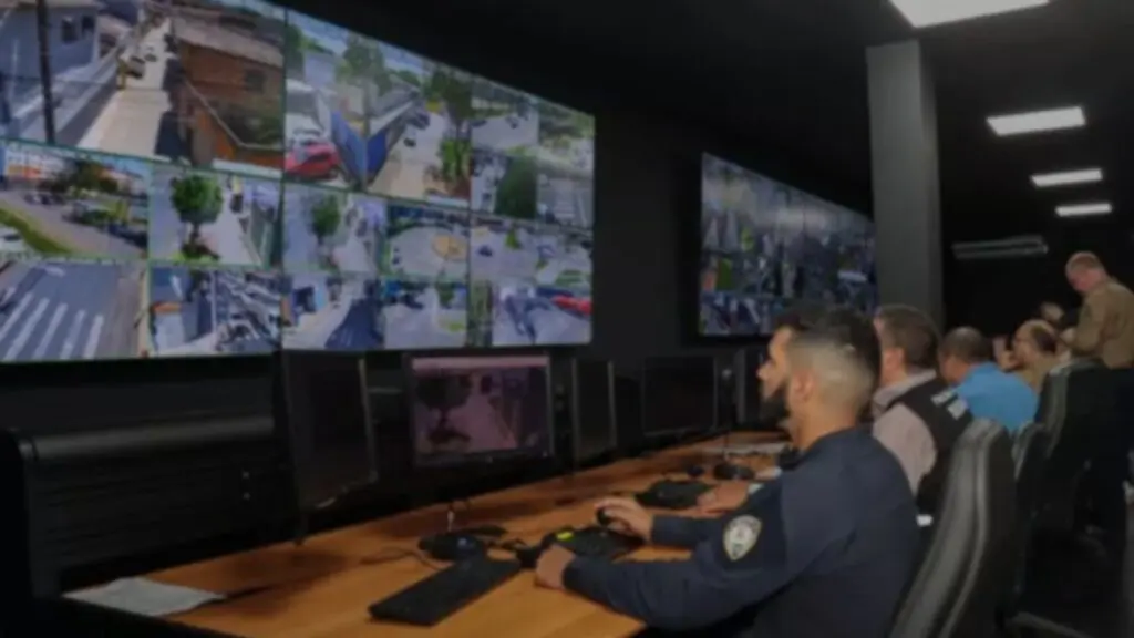 Câmeras do sistema Olho Vivo flagram casal traficando na cara dura em Colina de Laranjeiras Funcionários utilizando o sistema de videomonitoramento