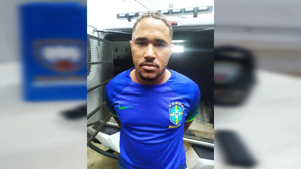 Polícia Militar prende “Cara de Vaca” um dos 10 criminosos mais procurados do ES Homem algemado pela Polícia com camiseta do Brasil