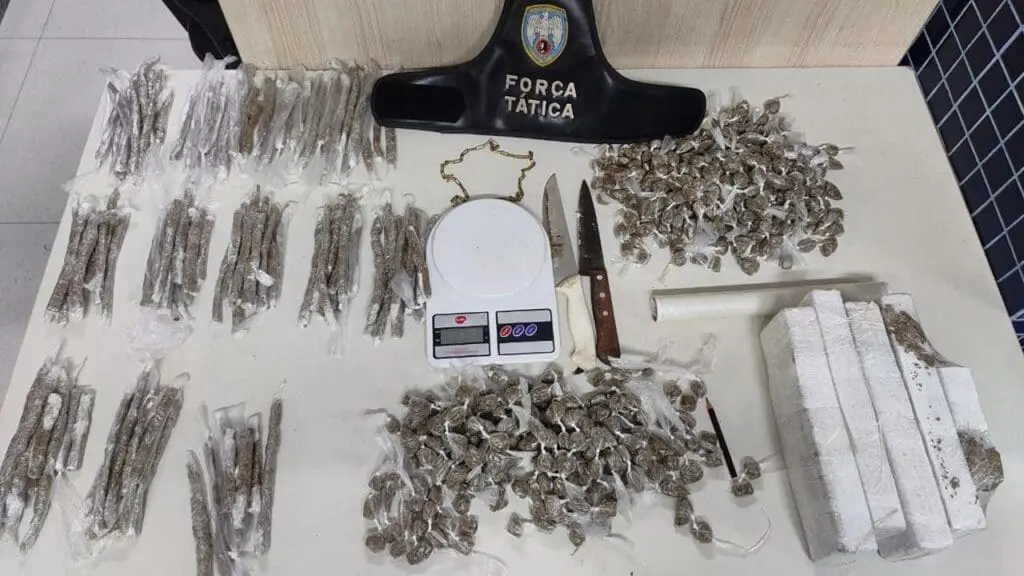 drogas sobre a mesa da Polícia Militar