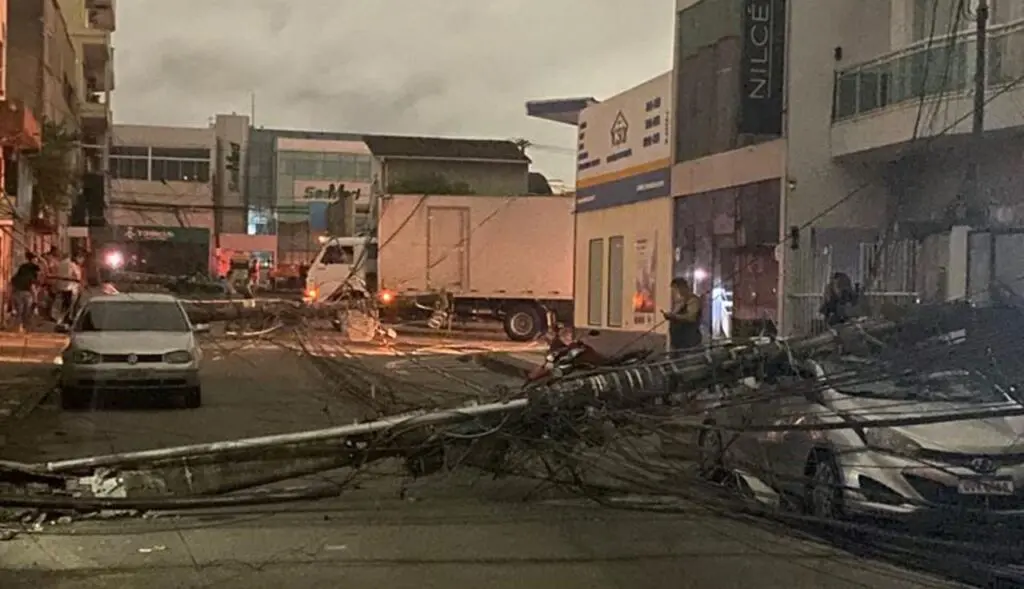 Caminhão derruba três postes e deixa partes dos bairros Laranjeiras e Valparaíso sem energia elétrica Poste caído em cima de automóvel Hyundai HB20 prata