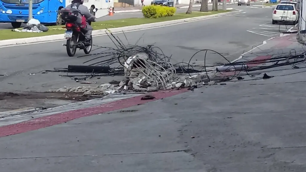 Carro arremessa ocupantes após se chocar com um poste e tem como vítima fatal um cão na Serra