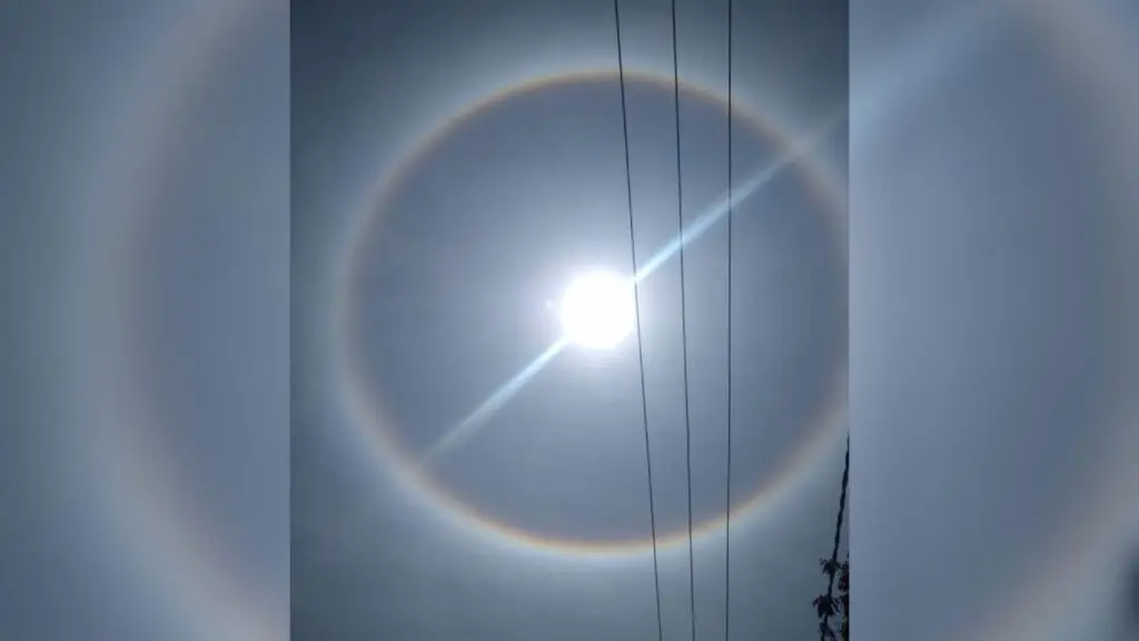 Entenda o que é esse círculo que apareceu em volta do sol na Serra