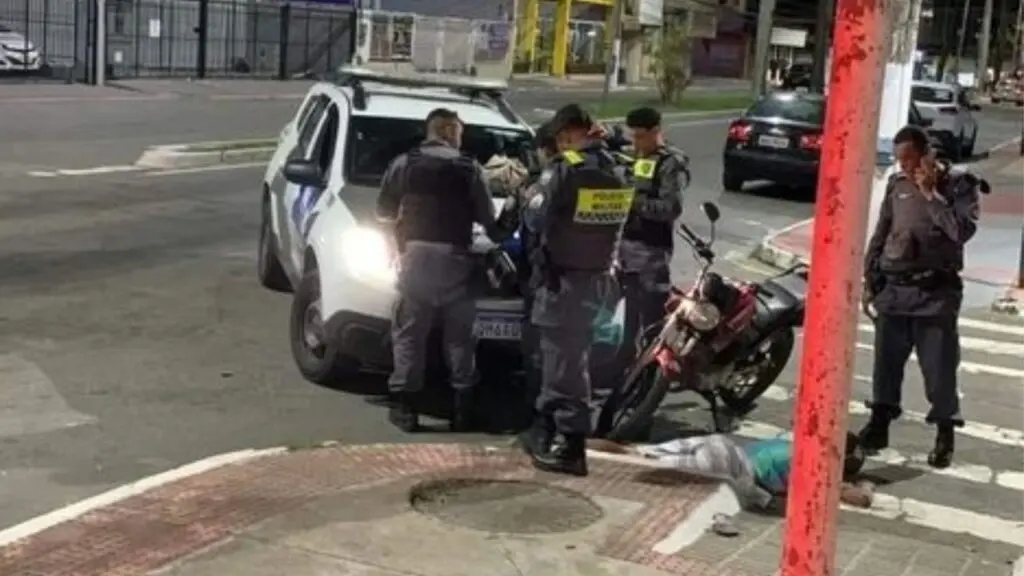 Assaltantes de moto fazem arrastão em Vitória e terminam presos pela PM na Serra
