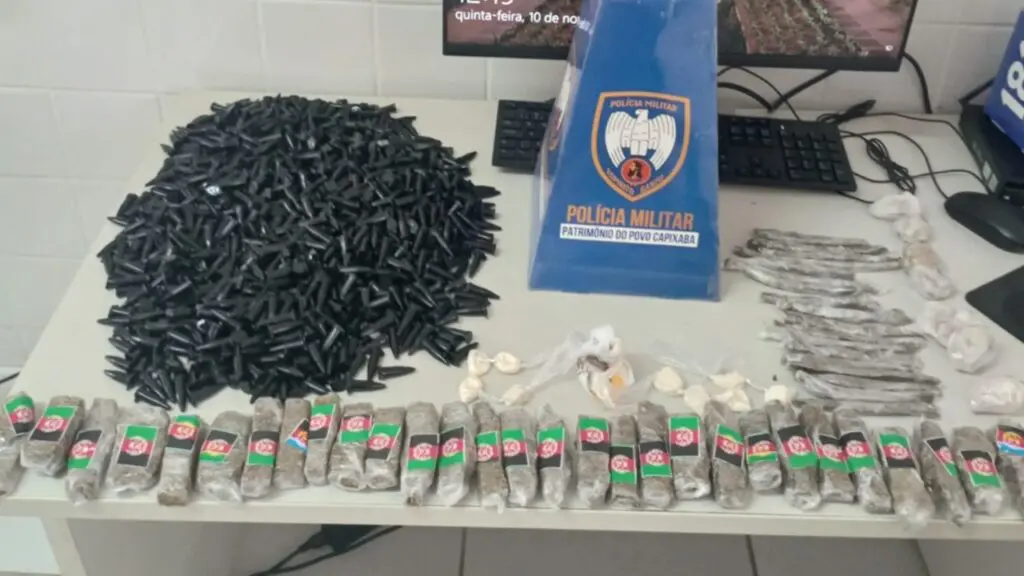Polícia Militar arrocha biqueira e apreende mais de 900 pinos de cocaína na Serra
