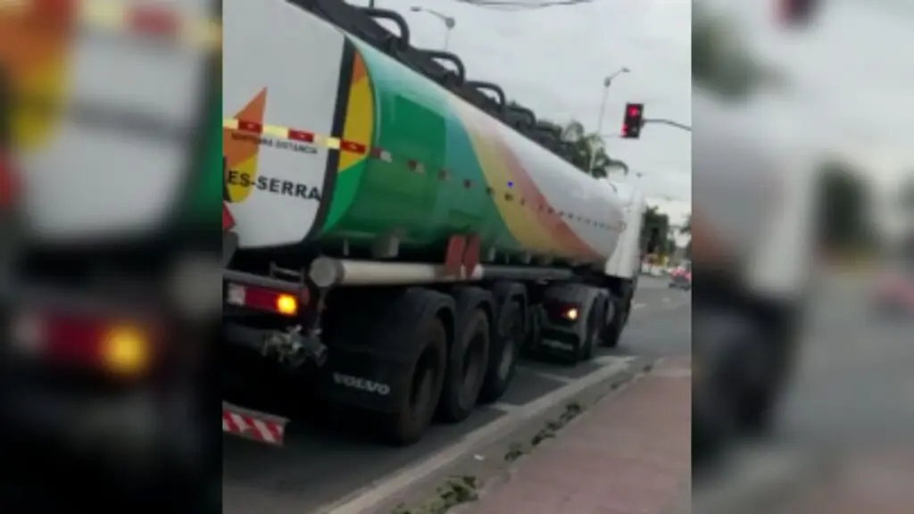 Ciclista morre atropelado por carreta tanque na BR-101