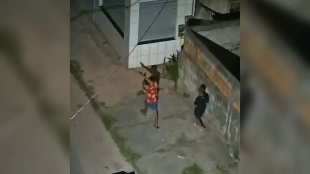 Vídeo: guerra do tráfico gera madrugada de intenso tiroteio entre traficantes em Jardim Carapina