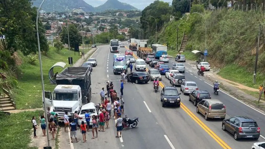 Vídeos: grave acidente entre três veículos deixa duas pessoas mortas na BR-101, na Serra