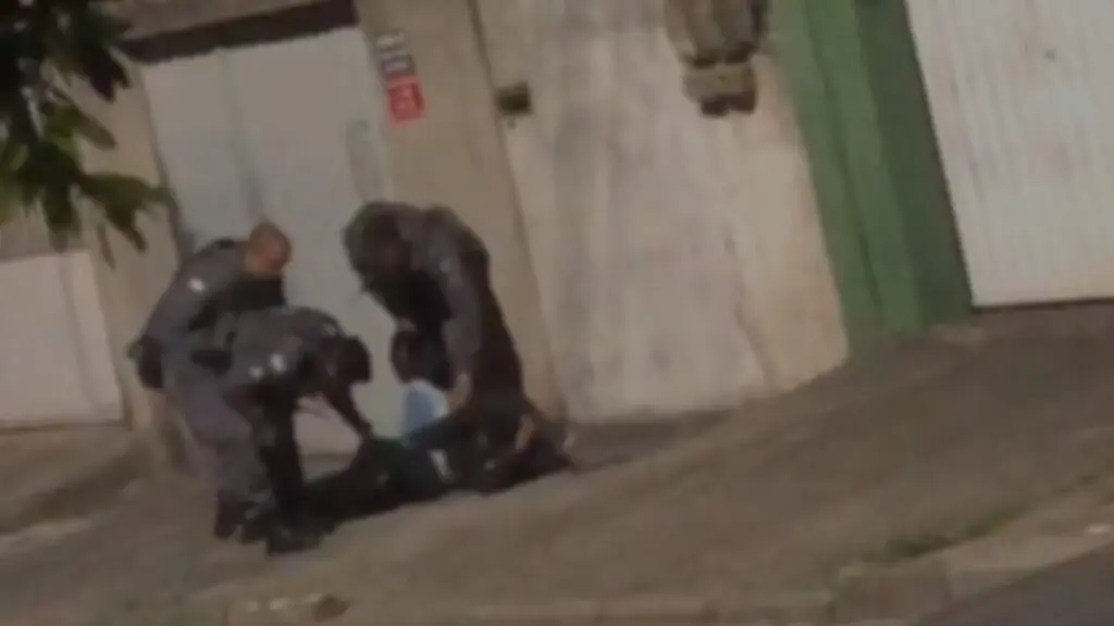 Vídeo: perseguição tipo GTA termina com suspeitos detidos e um deles baleado na Serra