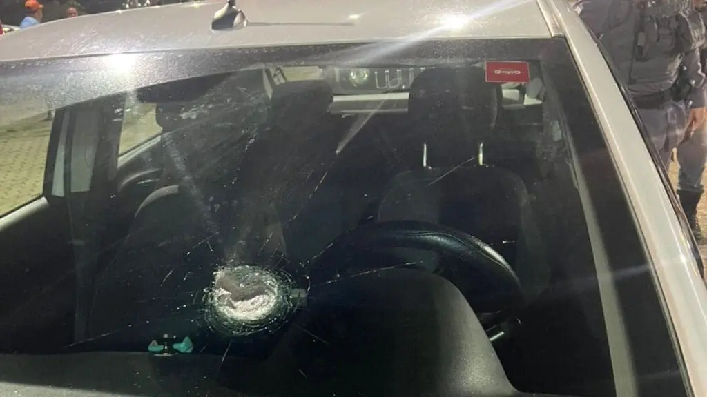 Motorista de App vê a bruxa após ter o carro alvejado por tiros em Jacaraípe