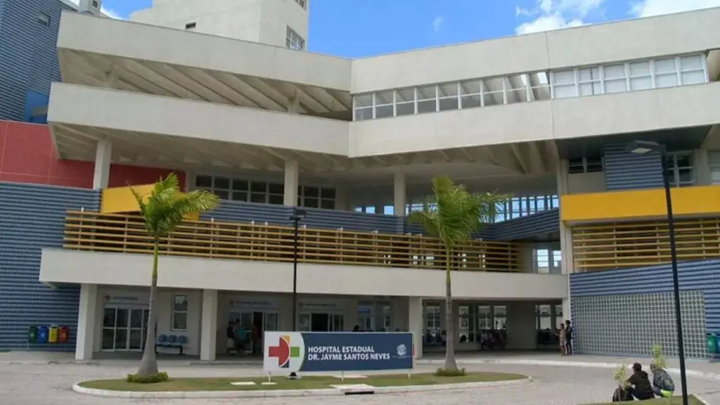 Mulher tem a perna amputada após ser atropelada em Jacaraípe Foto da fachada do Hospital Dr. Jayme Santos Neves