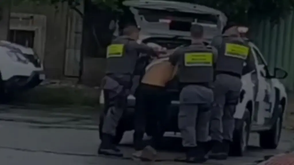 Vídeo: PM prende adolescente de 15 anos com bolsa recheada de flagrantes em Barcelona