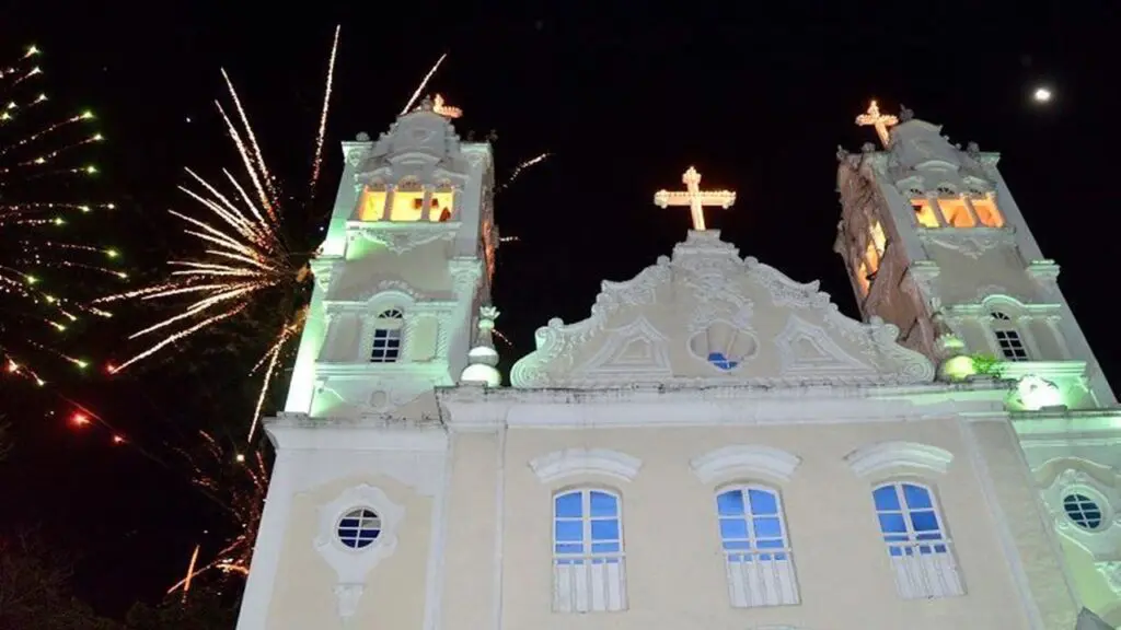 Show que aconteceria na praça da Igreja Matriz é adiado devido às intensas chuvas na Serra Igreja Matriz de Nossa Senhora da Conceição, em Serra Sede vista a noite com queima de fogos de artificil no ceu