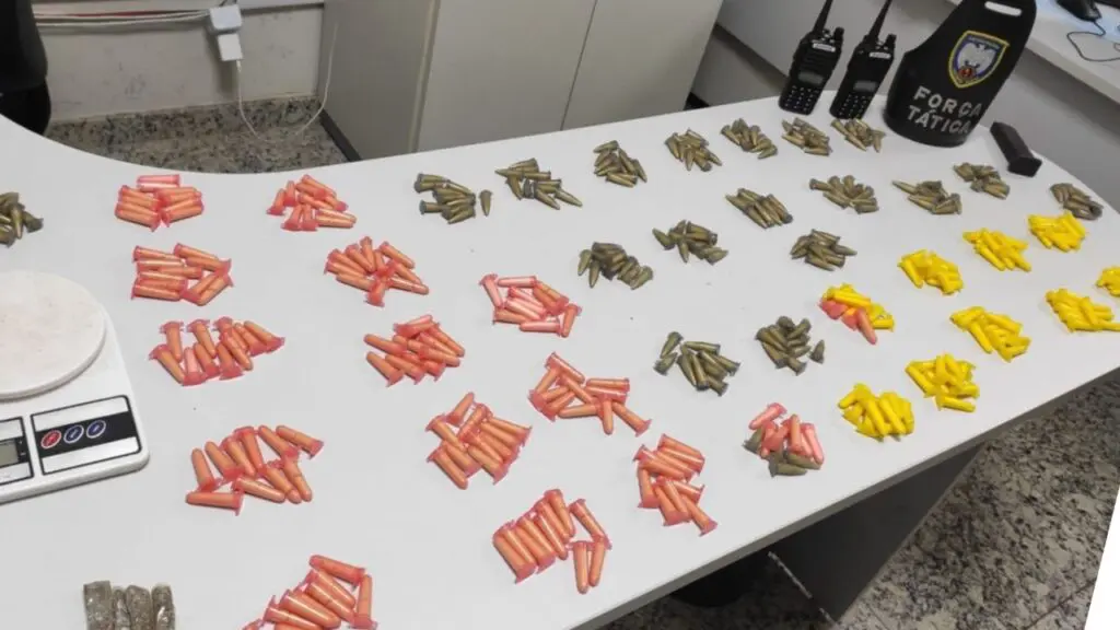 Polícia Militar arrocha biqueiras e apreende mais de mil pinos de cocaína em Vitória Sobre a mesa da Policia Civil pinos de cocaína e radios comunicadores usados pelos traficantes