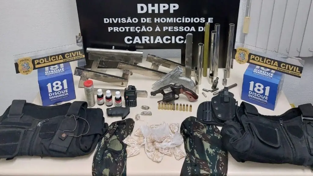 DHPP Cariacica detona fábrica clandestina de armas que abastecia traficantes da região Sobre a mesa da Policia Civil armas, coletes, drogas e materiais para construção de armas
