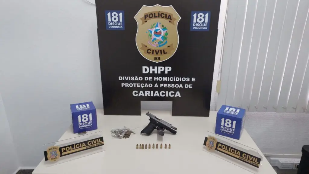 DHPP Cariacica prende um dos principais líderes do chefe do tráfico da região de Nova Rosa da Penha Sobre a mesa da Polícia Civil uma pistola .40, 10 munições e buchas de maconha