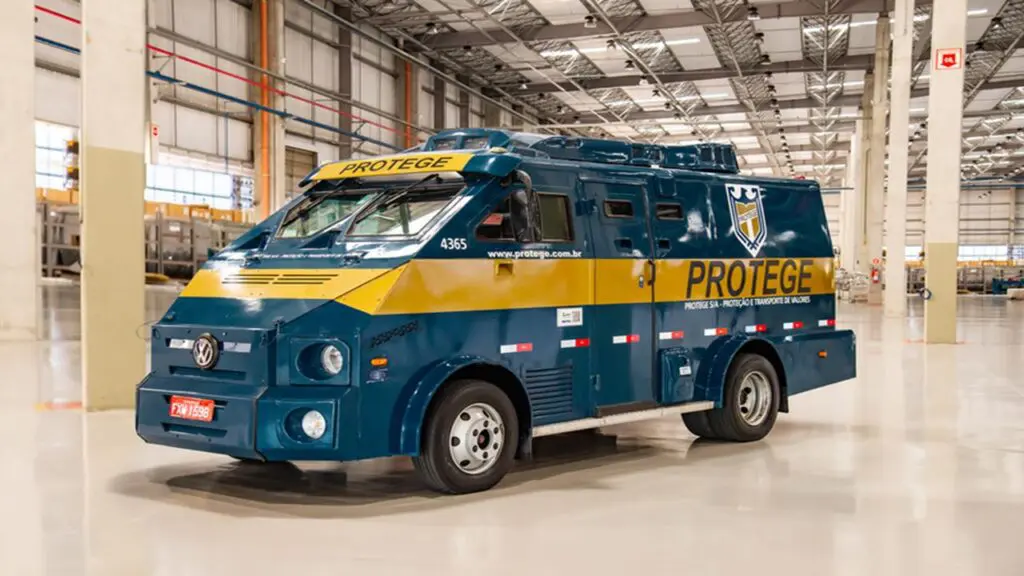 Empresa de segurança e transporte de valores inaugura nova base operacional na Serra Galpão do Grupo Protege com carro forte estacionado ao centro