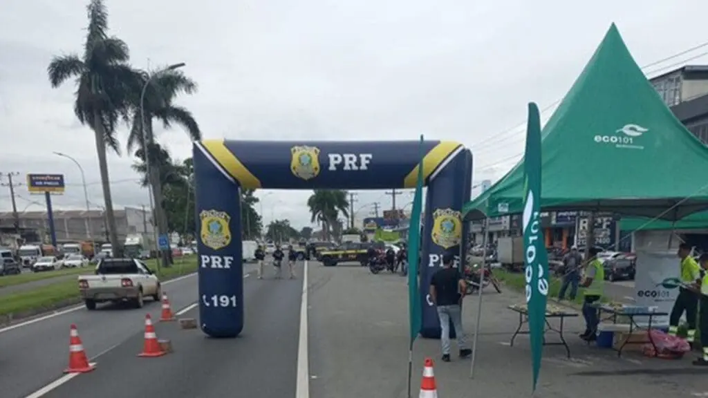 Operação Rodovida: Polícia Rodoviária Federal iniciou os trabalhos preventivos na Serra Operação da Polícia Federal Rodoviária, fiscalizando carros na BR 101