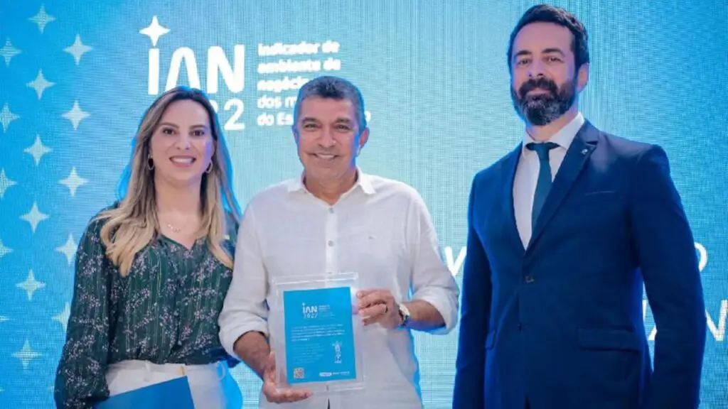 Serra é destaque com maior evolução no ambiente de negócios da Grande Vitória Prefeito Sérgio Vidigal recebendo prêmio em cerimonia da Federação das Indústrias do Espírito Santo